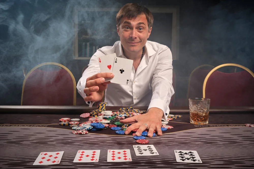 El blackjack es uno de los juegos más emblemáticos del casino. Una combinación de estrategia, diversión, rapidez e intuición. Es posible que lo que leas en este artículo te sorprenda y mucho... Datos curiosos e interesantes que seguro que desconoces, la intrahistoria secreta del blackjack, estrategias para principiantes y profesionales, supersticiones curiosas y sorprendentes, y anécdotas que podrían aparecer en el guión de alguna película de Hollywood. curiosidades del Blackjack, el juego más popular del mundo.15 curiosidades del Blackjack 1. El origen del blackjack 15 curiosidades del Blackjack- origen. Cuando una persona piensa en los juegos de casino, ya sea blackjack, ruleta, baccarat, tragaperras, de forma inconsciente se teletransporta a Las Vegas. Aunque Las Vegas sea el epicentro del juego y la diversión no todo se inventó allí. No se tiene constancia de quién inventó el juego del 21, no obstante, en el libro Rinconete y Cortadillo, Miguel Cervantes describe una escena donde dos sagaces expertos juegan a un juego cuyo objetivo es alcanzar 21 puntos y lo más importante, sin pasarse. Este libro es de 1601. 2. El nombre publicitario 15 curiosidades del Blackjack- marketing. Originalmente este juego de cartas se llamaba “21”. Sin embargo, el marketing y la publicidad le dieron el nombre actual. Los casinos norteamericanos necesitaban de forma inmediata aumentar el número de jugadores. Así que tuvieron la genial idea de ofrecer bonus especial. Este bonus especial se obtenía únicamente si el jugador conseguía 21 puntos con dos cartas, el as de espadas y un jack negro (tréboles o picas). El 21 pasó a la historia y a partir de entonces empezó a llamarse Blackjack. 3. Es el único juego de casino donde tus decisiones importan tanto 15 curiosidades del Blackjack- decisión. En el blackjack las decisiones del jugador atañen directamente al resultado. Así si el jugador aplica la estrategia básica, reduce considerablemente la ventaja de la casa en un 0,5%.Algunos consideran que un 0.5% no es demasiado, sin embargo, el blackjack es uno de los juegos con mayor probabilidad de éxito para el jugador. 4. Contar cartas no es ilegal 15 curiosidades del Blackjack- conteo. Los jugadores que realizan un conteo de cartas lo que están haciendo es tener un registro mental de las cartas que ya han salido para saber si la baraja tiene más cartas altas o bajas. El conteo de cartas en los casinos no es ilegal, aunque no está bien visto. Algunos casinos expulsan de forma inmediata al jugador y le prohíben la entrada de por vida. Le sucedió a Ben Affleck en un casino de Las Vegas. El conteo de cartas es posible en los casinos físicos, no en los casinos online. 5. El creador de la estrategia básica fue un ingeniero… 15 curiosidades del Blackjack- Bladwin. Sí, sí, como lo acabas de leer. El creador de la estrategia básica del Blackjack fue un ingeniero y lo mejor es los cálculos matemáticos los hizo sin necesidad de ordenador. Antes de que los algoritmos dominaran el mundo, el estadounidense Roger Baldwin publicó en 1956 un estudio sobre la estrategia del blackjack. ¿Cómo consiguió Baldwin crear un sistema revolucionario y que a día de hoy sigue funcionando? Con mucha paciencia y con una calculadora analógica. Un genio que revolucionó las reglas del juego. Roger Baldwin formaba parte del grupo "Cuatro jinetes de Aberdeen". Expertos matemáticos que desarrollaron la primera estrategia de juego básica para el blackjack. 6. El “Equipo MIT” 15 curiosidades del Blackjack- MIT. Quizás no te suene el "Equipo MIT", pero fue un incidente muy sonado hace unas décadas. Un grupo de estudiantes y exalumnos del Instituto Tecnológico de Massachusetts, Harvard y otras universidades de Estados Unidos empleó métodos de vanguardia de conteo de cartas y estrategias matemáticas para obtener dinero en casinos de todo el mundo, pero sobre todo en Las Vegas. Desbancaron los casinos más importantes del mundo. El grupo se deshizo, pero alguno de sus integrantes siguen brindando conferencias sobre estadística y probabilidad en todo el mundo. El éxito del "Equipo MIT " fue tan inmenso que inspiró el libro Bringing Down the House y la película 21. 7. Supersticiones 15 curiosidades del Blackjack- supersticiones. Las supersticiones o creencias populares están arraigas a todo tipo de culturas y a todos los tiempos. Y los jugadores de casino no son una excepción, las supersticiones son casi tan importantes como las cartas. Las más curiosas incluyen: Algunos jugadores consideran que tocar la mesa antes de pedir carta da buena suerte. Evitar sentarse en “el asiento del muerto” (el último jugador antes del crupier). A los jugadores no les gusta que les toquen sus fichas y en especial cuando ganan. 8. El crupier tiene sus propias reglas 15 curiosidades del Blackjack- crupier. El crupier tiene sus propias reglas y no puede improvisar, como sí puede hacerlo el jugador. El crupier está obligado a pedir carta si tiene 16 o menos, y plantarse con 17 o más. 9. El blackjack online usa barajas virtuales infinitas 15 curiosidades del Blackjack online. Los casinos online utilizan barajeo automático. Por lo tanto, es una máquina la encargada de barajear las cartas después de cada mano. En un casino físico, contar cartas es posible porque el mazo tiene un número limitado de cartas antes de barajarse. Sin embargo, no es posible hacerlo en un casino online. Además hay que tener en cuenta que el blackjack online automatizado utiliza un Generador de Números Aleatorios (RNG). Lo mejor de esta tecnología es que se garantizan resultados equitativos e imparciales. Cada mano es independiente de la anterior. Blakcjack en Vivo se utilizan 8 barajas de cartas como mínimo. 10. Variantes del Blackjack Blackjack Switch. El creador de la variante de Blackjack Switch es Geoff Hall quien patentó esta variante en 2009. Si hay algo que hace especial al Blackjack Switch es la posibilidad de cambiar las cartas, ya que en lugar de repartir una mano se reparten dos manos. Blackjack Pontoon. La ventaja de la casa en el Blackjack Pontoon es baja. Puede llegar al 99.66%. En la versión del Pontoon las cartas del jugador se colocan boca arriba y las del crupier boca abajo. En caso de empate gana el crupier. Se paga 2:1. Blackjack Surrender. La ventaja de la casa es baja. La tasa del RTP es de un 99.62% El jugador tiene la posibilidad de rendirse después de ver su mano. Se devuelve la mitad del dinero apostado. Se permite dividir. Sin embargo, en el caso de haber dividido y conseguir 21 puntos (1+ As), no se considera Blackjack. Se paga 3:2. Blackjack Perfecto. El Blackjack Perfecto son dos cartas del mismo color que sumen 21 puntos. Se paga 12:1. La mano perfecta del jugador se paga 6:1. Son necesarias dos cartas rojas o negras iguales. Tiene un porcentaje de pago del 99%. Blackjack Duel. El Blackjack Duel es una modalidad del blackjack tradicional en la que dos jugadores se enfrentan entre sí en una partida. No solamente compiten con el crupier sino también con otro jugador. A ambos jugadores se les reparten las mismas cartas y tienen que tomar decisiones independientes teniendo en cuenta las reglas básicas del blackjack. 11. Más de 12.000 manos de blackjack en 24 horas Y como en todos los juegos hay récord y en este caso es una locura. El estadounidense Timothy O’Brien jugó 12.393 manos de blackjack en 24 horas en 2010. Una auténtica locura, pero una locura con un objetivo precioso, recaudar más de 100.000 dólares para caridad. ¿Sabes cuántas manos jugó por hora? Nada más y nada menos que 500 manos por hora. Es casi una mano cada 7 segundos. 12. Mayday, mayday 15 curiosidades del Blackjack- espacio y astronautas. La pasión por el blackjack traspasa fronteras, la geoesfera, la estratosfera, la hidroesfera.... Y es que durante las misiones espaciales Gemini y Apollo, los astronautas tenían la posibilidad de llevarse algún juego para entretenerse durante los ratos libre. ¿Sabéis a qué juego de cartas jugaban? Sí, lo habéis adivinado, el blackjack. Debe ser increíble jugar al blackjack mientras ves la Tierra desde el espacio. 13. Baja probabilidad de obtener un blackjack 15 curiosidades del Blackjack- probabiliadad. Las probabilidades de obtener un blackjack natural son realmente bajas. Según las estadísticas sólo existe un 4,83% de probabilidades de que las dos primeras cartas sumen 21 (un as + una carta de 10). Eso significa que, de media, obtendrás un blackjack natural cada 21 manos aproximadamente. 14. El asiento de la muerte -15 curiosidades del Blackjack- el asiento de la muerte. Aunque las probabilidades independientemente del asiento del jugador, muchos jugadores creen firmemente que algunas posiciones son mejores que otras. El asiento más temido es el “asiento del muerto”. Es aquel que decide la última carta antes de que juegue el crupier. En realidad, el asiento no determina la partida ni quién va a ganarla, pero las supersticiones son así. 17. Blackjack y cine 15 curiosidades del Blackjack- Hollywood. A lo largo de la historia del cine se han rodado infinidad de películas de todos los géneros: comedia, drama o thriller. Sin lugar a dudas, Hollywood nos ha abierto una ventana única para descubrir los entresijos, falsedades y algunas quimeras sobre los juegos de casino. Todas las películas relacionadas con el mundo del juego tienen un denominador común: emoción e intriga. Algunas de las más famosas: 21 Blackjack, Rain Man, Casino, The Hangover o Croupier. 15 curiosidades del Blackjack, ¿conocías alguna?15 curiosidades del Blackjack, ¿cuál te ha sorprendido más? 15 curiosidades del Blackjack, ¿conoces alguna curiosidad más? 15 curiosidades del Blackjack.
