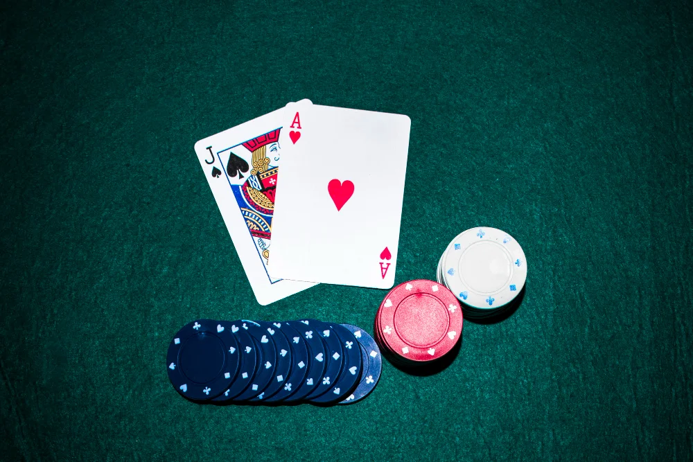 El blackjack es uno de los juegos más emblemáticos del casino. Una combinación de estrategia, diversión, rapidez e intuición. Es posible que lo que leas en este artículo te sorprenda y mucho... Datos curiosos e interesantes que seguro que desconoces, la intrahistoria secreta del blackjack, estrategias para principiantes y profesionales, supersticiones curiosas y sorprendentes, y anécdotas que podrían aparecer en el guión de alguna película de Hollywood. curiosidades del Blackjack, el juego más popular del mundo. 15 curiosidades del Blackjack 1. El origen del blackjack 15 curiosidades del Blackjack- origen. Cuando una persona piensa en los juegos de casino, ya sea blackjack, ruleta, baccarat, tragaperras, de forma inconsciente se teletransporta a Las Vegas. Aunque Las Vegas sea el epicentro del juego y la diversión no todo se inventó allí. No se tiene constancia de quién inventó el juego del 21, no obstante, en el libro Rinconete y Cortadillo, Miguel Cervantes describe una escena donde dos sagaces expertos juegan a un juego cuyo objetivo es alcanzar 21 puntos y lo más importante, sin pasarse. Este libro es de 1601. 2. El nombre publicitario 15 curiosidades del Blackjack- marketing. Originalmente este juego de cartas se llamaba “21”. Sin embargo, el marketing y la publicidad le dieron el nombre actual. Los casinos norteamericanos necesitaban de forma inmediata aumentar el número de jugadores. Así que tuvieron la genial idea de ofrecer bonus especial. Este bonus especial se obtenía únicamente si el jugador conseguía 21 puntos con dos cartas, el as de espadas y un jack negro (tréboles o picas). El 21 pasó a la historia y a partir de entonces empezó a llamarse Blackjack. 3. Es el único juego de casino donde tus decisiones importan tanto 15 curiosidades del Blackjack- decisión. En el blackjack las decisiones del jugador atañen directamente al resultado. Así si el jugador aplica la estrategia básica, reduce considerablemente la ventaja de la casa en un 0,5%.Algunos consideran que un 0.5% no es demasiado, sin embargo, el blackjack es uno de los juegos con mayor probabilidad de éxito para el jugador. 4. Contar cartas no es ilegal 15 curiosidades del Blackjack- conteo. Los jugadores que realizan un conteo de cartas lo que están haciendo es tener un registro mental de las cartas que ya han salido para saber si la baraja tiene más cartas altas o bajas. El conteo de cartas en los casinos no es ilegal, aunque no está bien visto. Algunos casinos expulsan de forma inmediata al jugador y le prohíben la entrada de por vida. Le sucedió a Ben Affleck en un casino de Las Vegas. El conteo de cartas es posible en los casinos físicos, no en los casinos online. 5. El creador de la estrategia básica fue un ingeniero… 15 curiosidades del Blackjack- Bladwin. Sí, sí, como lo acabas de leer. El creador de la estrategia básica del Blackjack fue un ingeniero y lo mejor es los cálculos matemáticos los hizo sin necesidad de ordenador. Antes de que los algoritmos dominaran el mundo, el estadounidense Roger Baldwin publicó en 1956 un estudio sobre la estrategia del blackjack. ¿Cómo consiguió Baldwin crear un sistema revolucionario y que a día de hoy sigue funcionando? Con mucha paciencia y con una calculadora analógica. Un genio que revolucionó las reglas del juego. Roger Baldwin formaba parte del grupo "Cuatro jinetes de Aberdeen". Expertos matemáticos que desarrollaron la primera estrategia de juego básica para el blackjack. 6. El “Equipo MIT” 15 curiosidades del Blackjack- MIT. Quizás no te suene el "Equipo MIT", pero fue un incidente muy sonado hace unas décadas. Un grupo de estudiantes y exalumnos del Instituto Tecnológico de Massachusetts, Harvard y otras universidades de Estados Unidos empleó métodos de vanguardia de conteo de cartas y estrategias matemáticas para obtener dinero en casinos de todo el mundo, pero sobre todo en Las Vegas. Desbancaron los casinos más importantes del mundo. El grupo se deshizo, pero alguno de sus integrantes siguen brindando conferencias sobre estadística y probabilidad en todo el mundo. El éxito del "Equipo MIT " fue tan inmenso que inspiró el libro Bringing Down the House y la película 21. 7. Supersticiones 15 curiosidades del Blackjack- supersticiones. Las supersticiones o creencias populares están arraigas a todo tipo de culturas y a todos los tiempos. Y los jugadores de casino no son una excepción, las supersticiones son casi tan importantes como las cartas. Las más curiosas incluyen: Algunos jugadores consideran que tocar la mesa antes de pedir carta da buena suerte. Evitar sentarse en “el asiento del muerto” (el último jugador antes del crupier). A los jugadores no les gusta que les toquen sus fichas y en especial cuando ganan. 8. El crupier tiene sus propias reglas 15 curiosidades del Blackjack- crupier. El crupier tiene sus propias reglas y no puede improvisar, como sí puede hacerlo el jugador. El crupier está obligado a pedir carta si tiene 16 o menos, y plantarse con 17 o más. 9. El blackjack online usa barajas virtuales infinitas 15 curiosidades del Blackjack online. Los casinos online utilizan barajeo automático. Por lo tanto, es una máquina la encargada de barajear las cartas después de cada mano. En un casino físico, contar cartas es posible porque el mazo tiene un número limitado de cartas antes de barajarse. Sin embargo, no es posible hacerlo en un casino online. Además hay que tener en cuenta que el blackjack online automatizado utiliza un Generador de Números Aleatorios (RNG). Lo mejor de esta tecnología es que se garantizan resultados equitativos e imparciales. Cada mano es independiente de la anterior. Blakcjack en Vivo se utilizan 8 barajas de cartas como mínimo. 10. Variantes del Blackjack Blackjack Switch. El creador de la variante de Blackjack Switch es Geoff Hall quien patentó esta variante en 2009. Si hay algo que hace especial al Blackjack Switch es la posibilidad de cambiar las cartas, ya que en lugar de repartir una mano se reparten dos manos. Blackjack Pontoon. La ventaja de la casa en el Blackjack Pontoon es baja. Puede llegar al 99.66%. En la versión del Pontoon las cartas del jugador se colocan boca arriba y las del crupier boca abajo. En caso de empate gana el crupier. Se paga 2:1. Blackjack Surrender. La ventaja de la casa es baja. La tasa del RTP es de un 99.62% El jugador tiene la posibilidad de rendirse después de ver su mano. Se devuelve la mitad del dinero apostado. Se permite dividir. Sin embargo, en el caso de haber dividido y conseguir 21 puntos (1+ As), no se considera Blackjack. Se paga 3:2. Blackjack Perfecto. El Blackjack Perfecto son dos cartas del mismo color que sumen 21 puntos. Se paga 12:1. La mano perfecta del jugador se paga 6:1. Son necesarias dos cartas rojas o negras iguales. Tiene un porcentaje de pago del 99%. Blackjack Duel. El Blackjack Duel es una modalidad del blackjack tradicional en la que dos jugadores se enfrentan entre sí en una partida. No solamente compiten con el crupier sino también con otro jugador. A ambos jugadores se les reparten las mismas cartas y tienen que tomar decisiones independientes teniendo en cuenta las reglas básicas del blackjack. 11. Más de 12.000 manos de blackjack en 24 horas Y como en todos los juegos hay récord y en este caso es una locura. El estadounidense Timothy O’Brien jugó 12.393 manos de blackjack en 24 horas en 2010. Una auténtica locura, pero una locura con un objetivo precioso, recaudar más de 100.000 dólares para caridad. ¿Sabes cuántas manos jugó por hora? Nada más y nada menos que 500 manos por hora. Es casi una mano cada 7 segundos. 12. Mayday, mayday 15 curiosidades del Blackjack- espacio y astronautas. La pasión por el blackjack traspasa fronteras, la geoesfera, la estratosfera, la hidroesfera.... Y es que durante las misiones espaciales Gemini y Apollo, los astronautas tenían la posibilidad de llevarse algún juego para entretenerse durante los ratos libre. ¿Sabéis a qué juego de cartas jugaban? Sí, lo habéis adivinado, el blackjack. Debe ser increíble jugar al blackjack mientras ves la Tierra desde el espacio. 13. Baja probabilidad de obtener un blackjack 15 curiosidades del Blackjack- probabiliadad. Las probabilidades de obtener un blackjack natural son realmente bajas. Según las estadísticas sólo existe un 4,83% de probabilidades de que las dos primeras cartas sumen 21 (un as + una carta de 10). Eso significa que, de media, obtendrás un blackjack natural cada 21 manos aproximadamente. 14. El asiento de la muerte -15 curiosidades del Blackjack- el asiento de la muerte. Aunque las probabilidades independientemente del asiento del jugador, muchos jugadores creen firmemente que algunas posiciones son mejores que otras. El asiento más temido es el “asiento del muerto”. Es aquel que decide la última carta antes de que juegue el crupier. En realidad, el asiento no determina la partida ni quién va a ganarla, pero las supersticiones son así. 17. Blackjack y cine 15 curiosidades del Blackjack- Hollywood. A lo largo de la historia del cine se han rodado infinidad de películas de todos los géneros: comedia, drama o thriller. Sin lugar a dudas, Hollywood nos ha abierto una ventana única para descubrir los entresijos, falsedades y algunas quimeras sobre los juegos de casino. Todas las películas relacionadas con el mundo del juego tienen un denominador común: emoción e intriga. Algunas de las más famosas: 21 Blackjack, Rain Man, Casino, The Hangover o Croupier. 15 curiosidades del Blackjack, ¿conocías alguna?15 curiosidades del Blackjack, ¿cuál te ha sorprendido más? 15 curiosidades del Blackjack, ¿conoces alguna curiosidad más? 15 curiosidades del Blackjack.